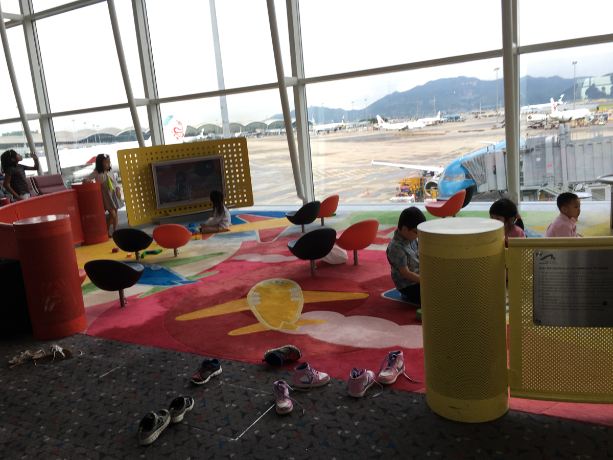 空港内のプレイルームは子連れ旅行には必須です