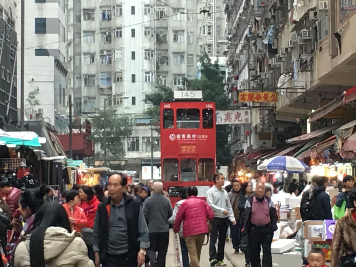 北角春秧街（Chun Yeung Street)を人を避けて走り抜ける香港トラムに乗ってきました
