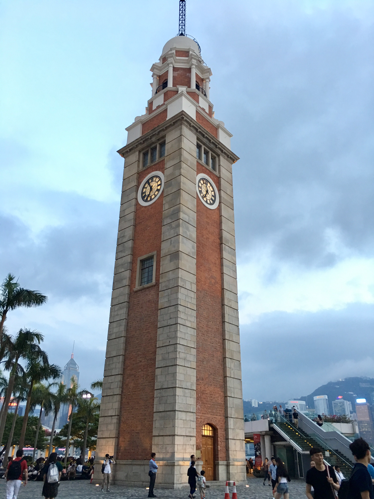 夕暮れ時のスターフェリーは景色の変化を楽しめるのが素敵です〜香港歴史散歩@尖沙咀
