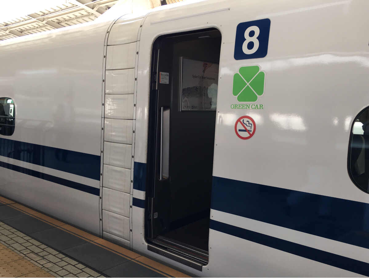海外在住者が東京〜新大阪の新幹線に大型のスーツケースを持ちこむ場合、普通車とグリーン車のどちらが良いのか検証してみました
