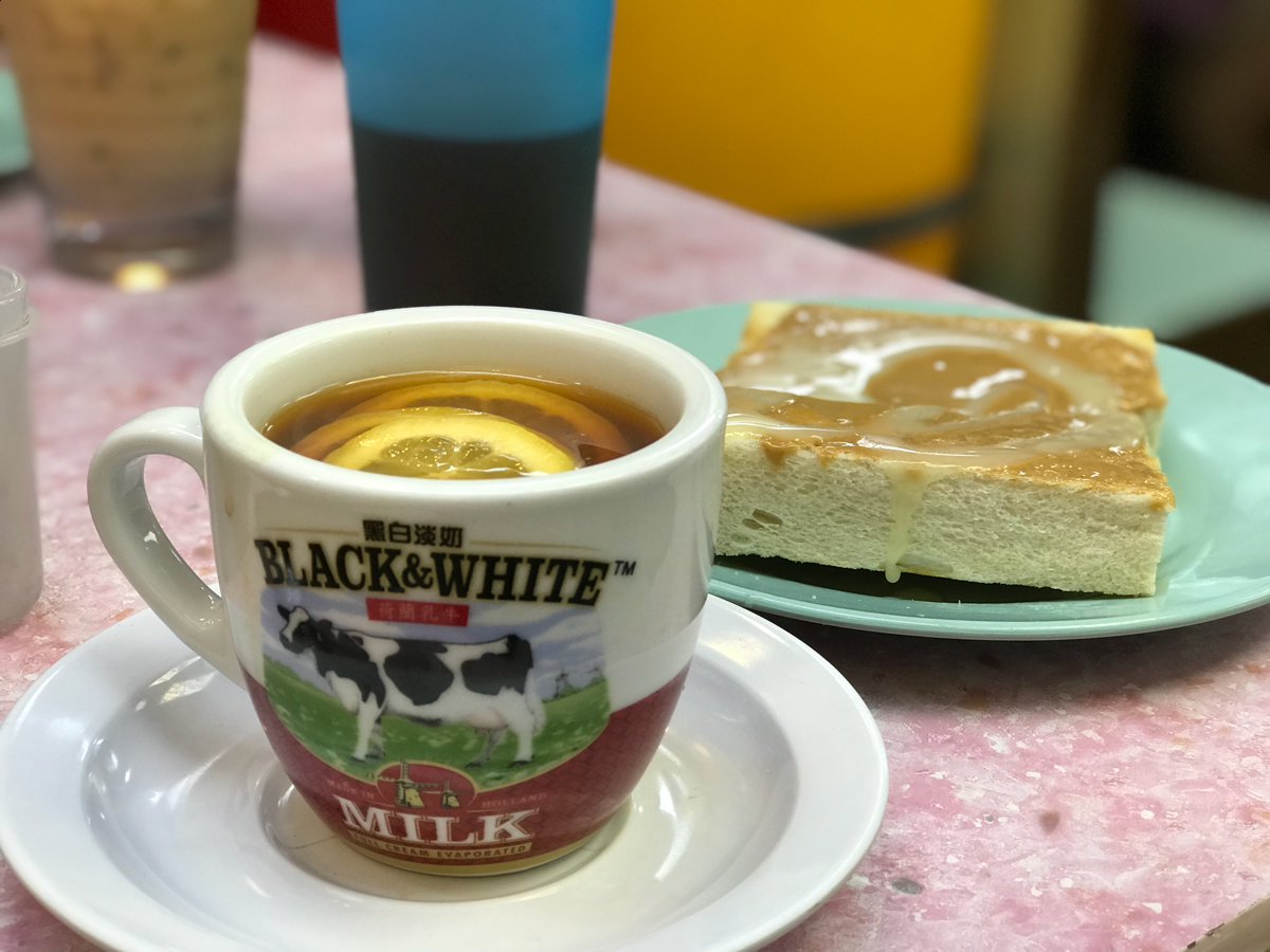 ドラマ「恋する香港」のロケ地になった永發茶餐廳(Wing Fat Restaurant)@油麻地で、ピーナッツバターとコンデンスミルクがたっぷりかかった激甘なトーストを食べた