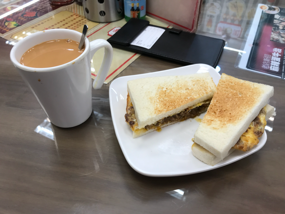 新香園@深水埗の新メニュー「麻辣蛋牛治」は、辛さが効いた中華風サンドイッチです