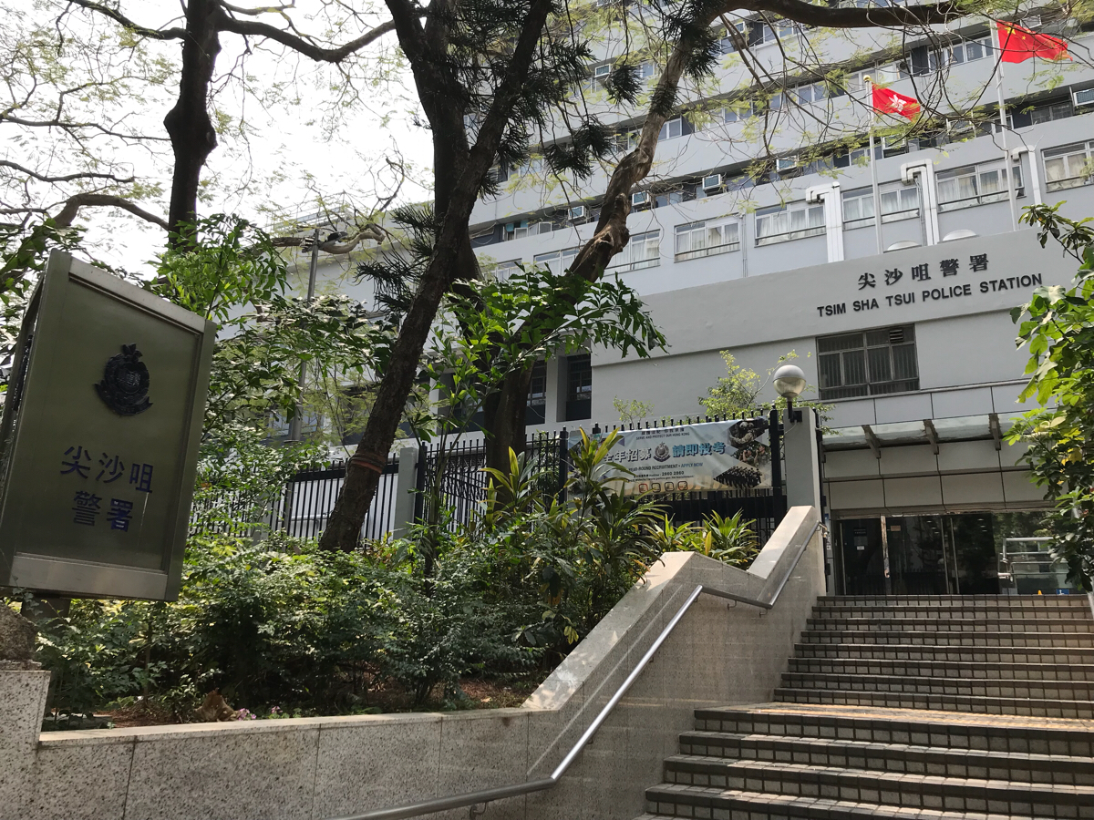 香港警察の建物と自分のブログの外観の色が全く一緒なのに気づいて驚いた