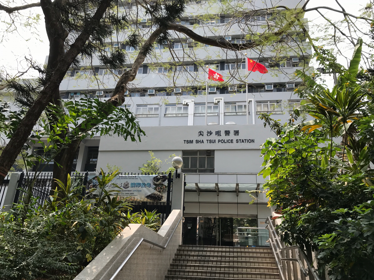 香港警察の建物と自分のブログの外観の色が全く一緒なのに気づいて驚いた