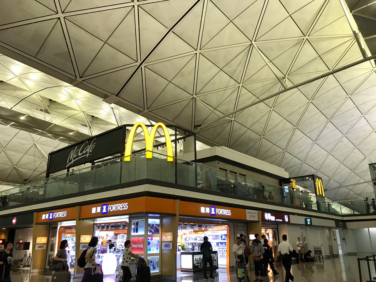 香港国際空港出発ロビーの出国前エリアに、24時間営業のマックカフェがオープンした