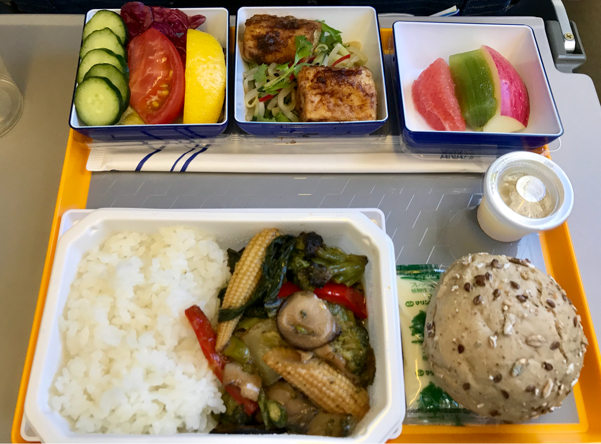全日空の機内で食べた特別機内食の「ベジタリアンオリエンタルミール」は、香港でよく食べるベジタリアンの中華料理の味だった