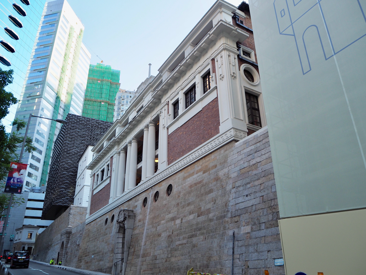 施設に入る前に塀の外側を一周した～香港セントラルにある旧中央警察がアート施設になった大館（Tai Kwun）を訪問（3）