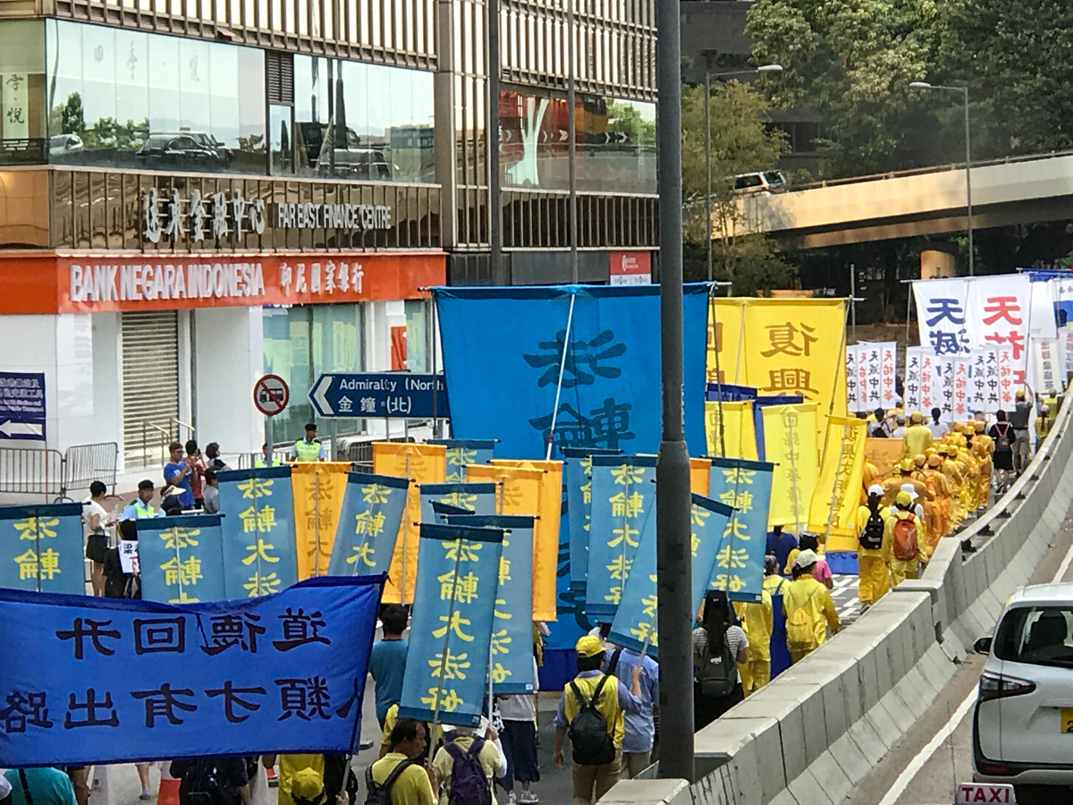 香港特別行政区成立記念日のデモ行進で、乗っていたバスのルートが変わっていたけど、バスの車窓からデモ行進がちょっとだけ見られた