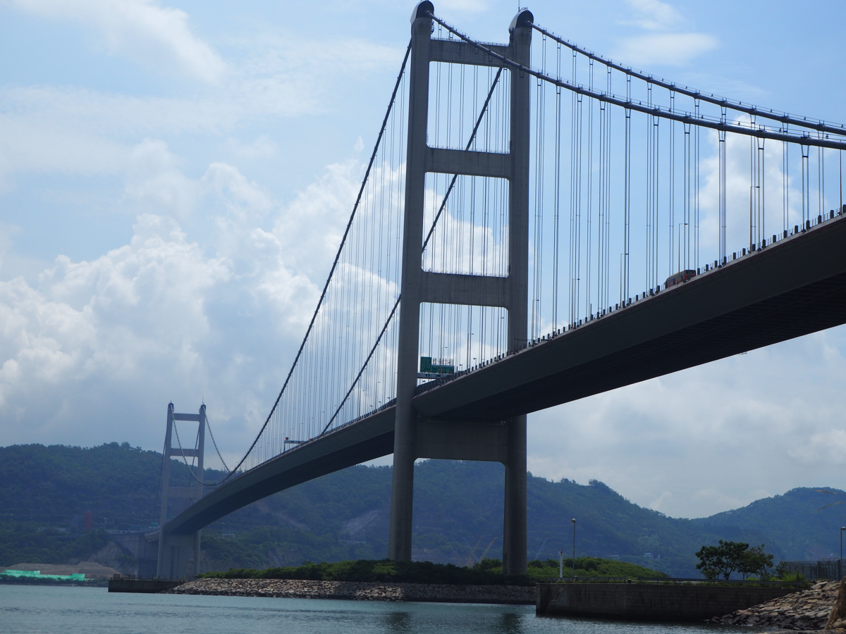 海鮮料理で有名な流浮山(Lau Fau Shan)は、香港と中国を結ぶ深圳灣公路大橋（Shenzhen Bay Bridge）の絶好の撮影スポットだった