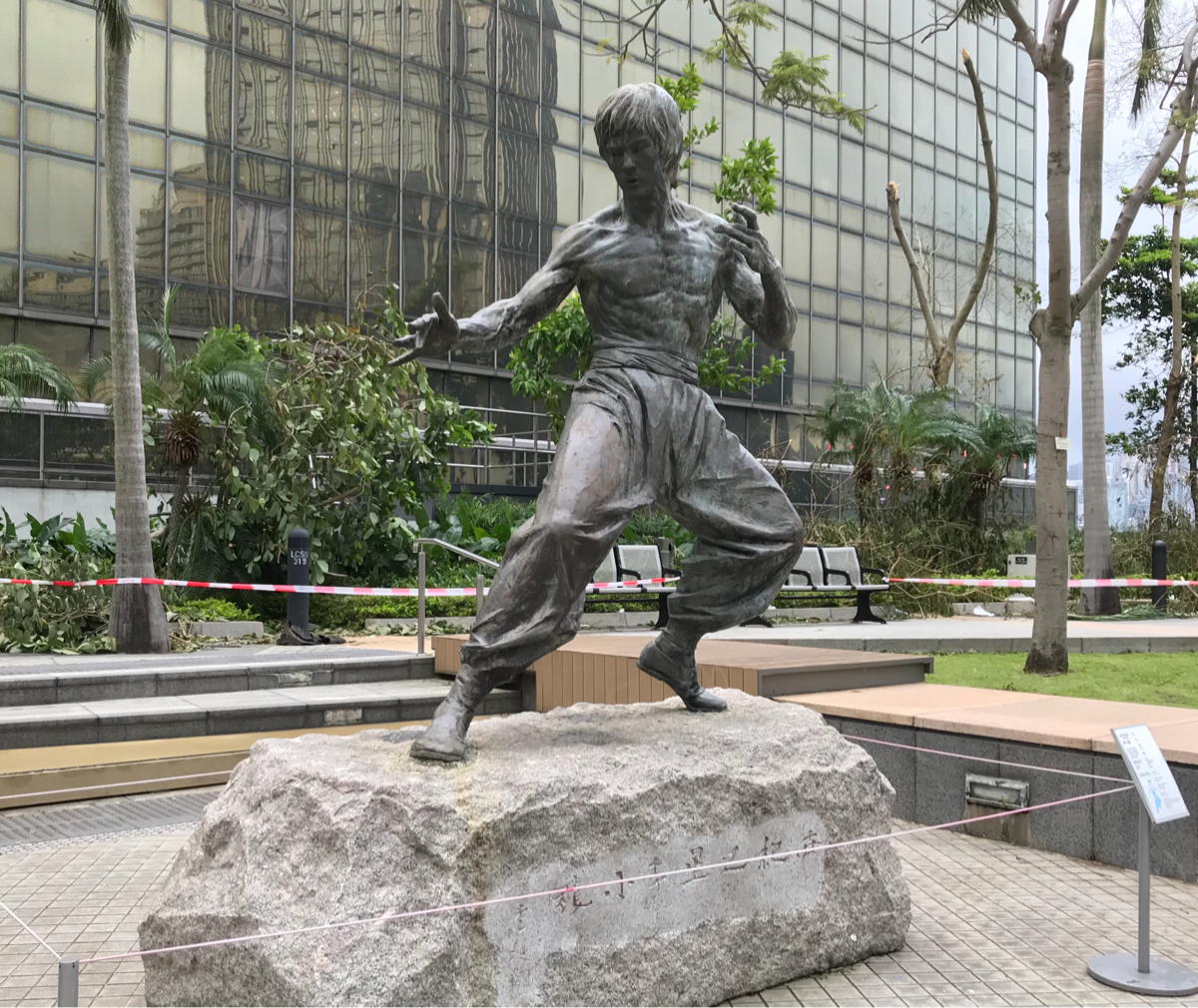 尖沙咀東海濱平台花園にいるブルース・リーの像が台風22号（Mangkhut）の影響も無く無事で良かった