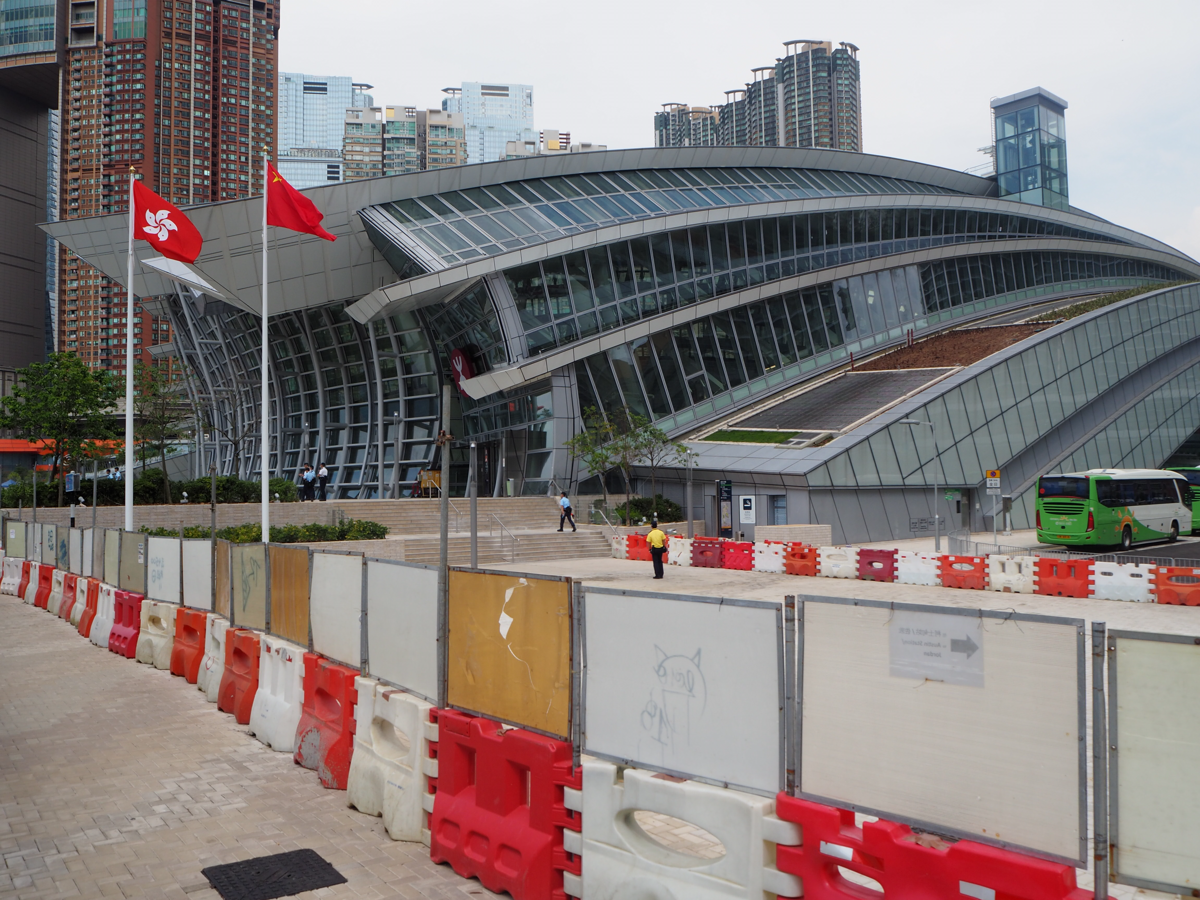 香港と広州を結ぶ高速鉄道「廣深港高速鐵路(Guangzhou-Shenzhen-Hong Kong Express Rail Link)」の開通前日の西九龍駅の警察の警備体制が尋常でなかった