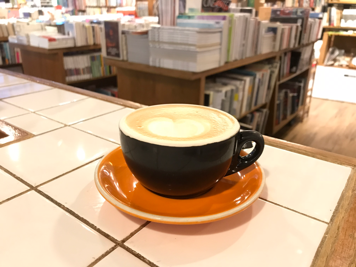 Broadway Cinematheque@油麻地で、本のあるカフェでコーヒーを飲んでから映画館を覗いた