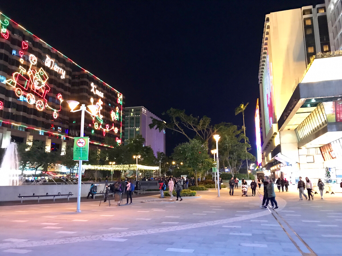 クリスマスのイルミネーションの華やかな夜の尖東（East Tsim Sha Tsui）の街を歩いた