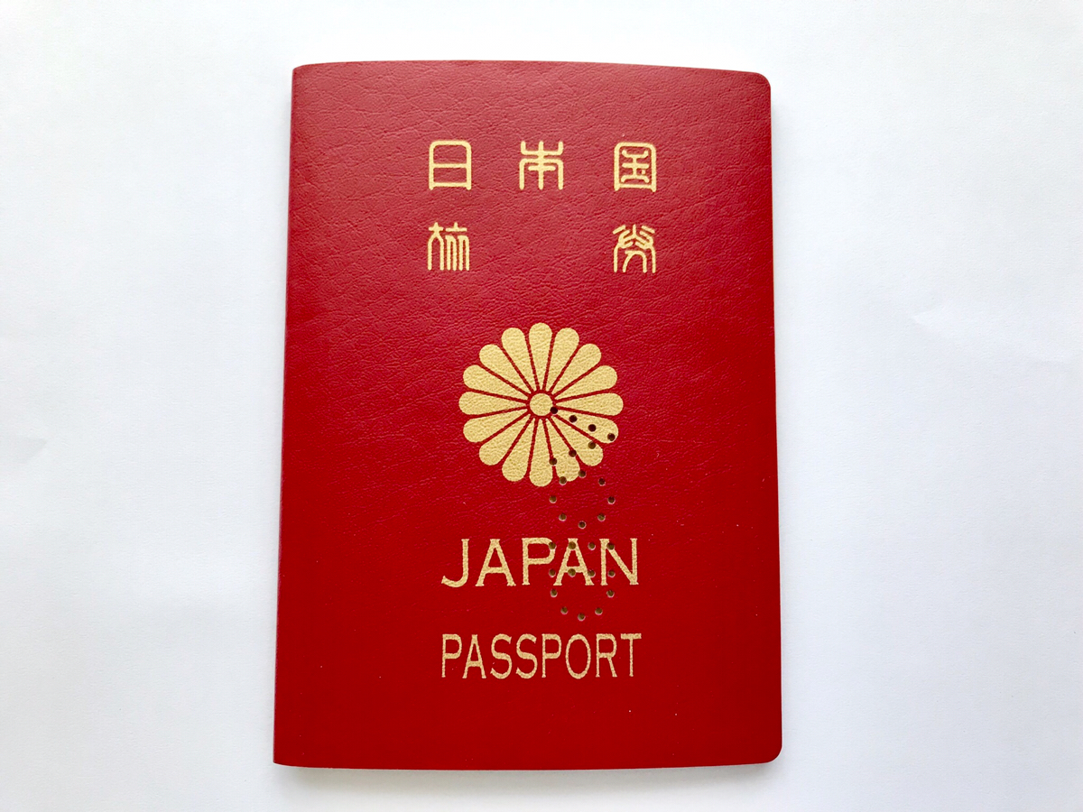 20年前のパスポートに、はじめて行った香港と中国ビザのスタンプが載っていて懐かしくなった