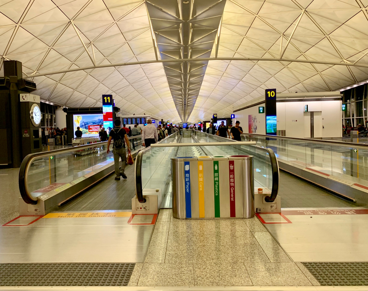 香港国際空港の出国後エリアのフードコートが改装中