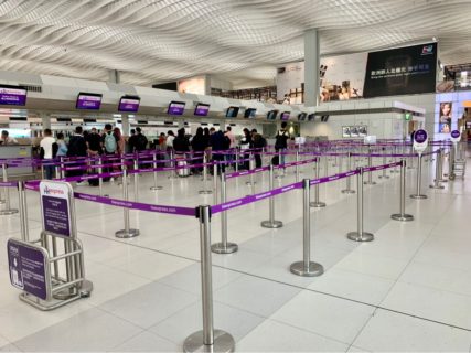 香港国際空港の第2ターミナルにあるレストランや店舗がクローズしていたのは、デモではなくて第3滑走路建設に関係するターミナル閉鎖のためだった