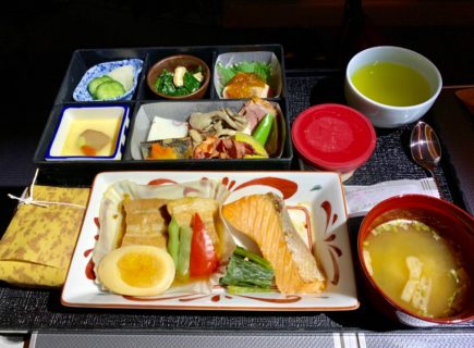 アジア間の深夜便に機内食が必要なのか疑問だけど、日本航空の和食だったのでつい食べてしまった