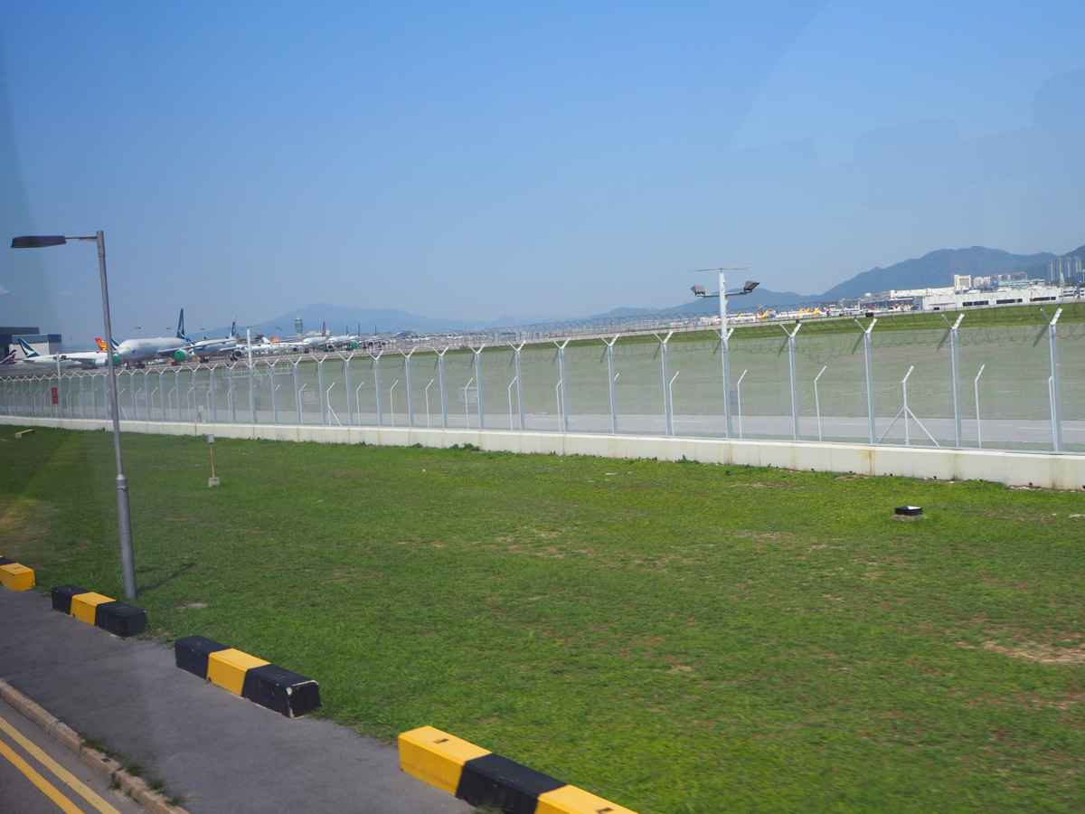 香港国際空港の滑走路の側に行って、着陸する飛行機を見た