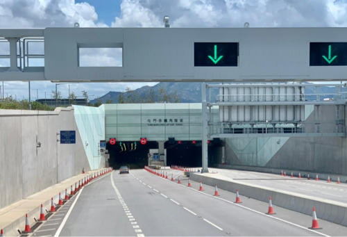 香港国際空港と屯門のトンネル-Tuen Mun–Chek Lap Kok Link （屯門至赤鱲角連接路）を、バスE33で通行した