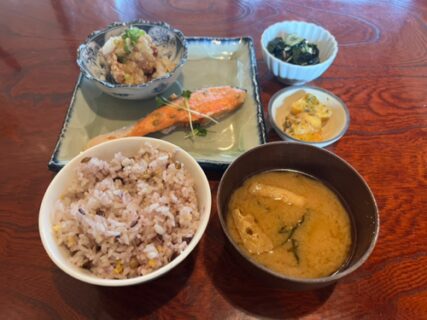 お座敷で靴を脱ぐだけで、足の疲れが取れた　/ 中町食堂 @八王子
